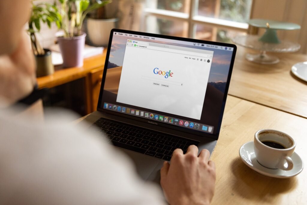 Pessoa pesquisando no Google em um notebook