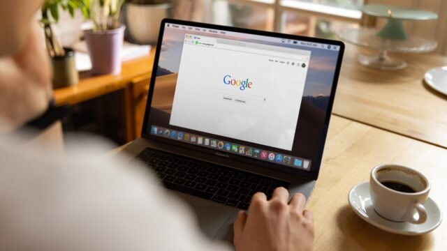 Pessoa pesquisando no Google em um notebook