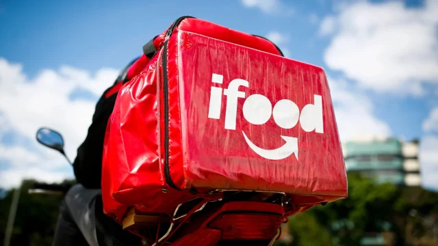 Bag vermelha de entregador do iFood na garupa de uma moto